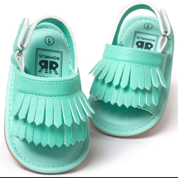 - BRAND NEW ☆ BABY FRINGE SANDALS WITH RUBBER SOLES ☆ WHITE ☆ - Picture 3 of 4